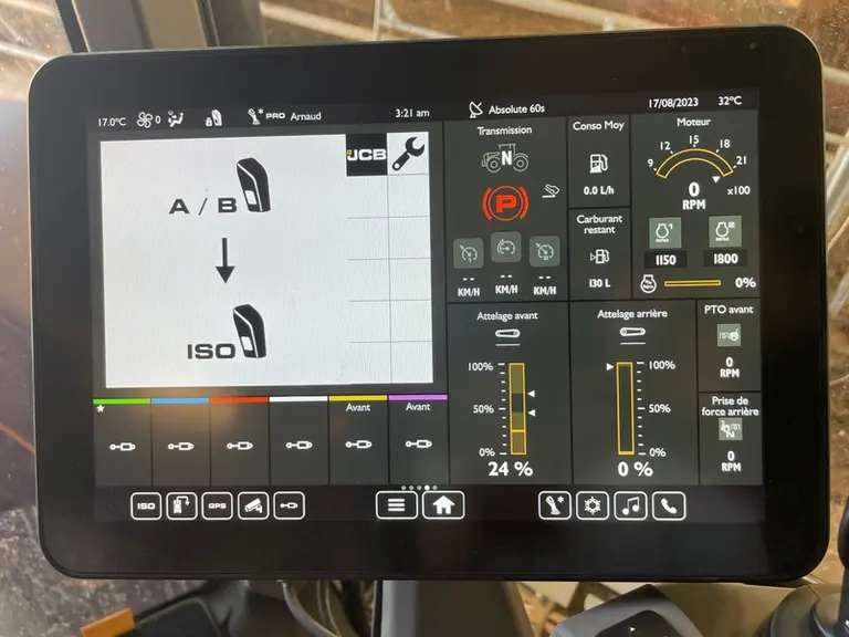 Le tracteur JCB Fastrac 4220 iCON propose le pilotage Isobus des outils. 