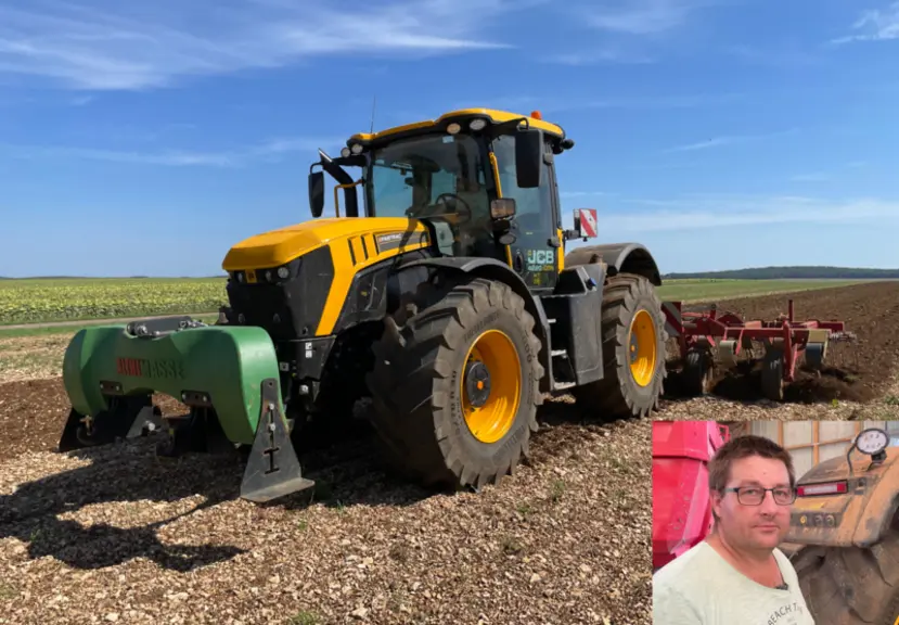 Tracteur JCB Fastrac 4220 iCON au labour avec une charrue portée de 5 corps.