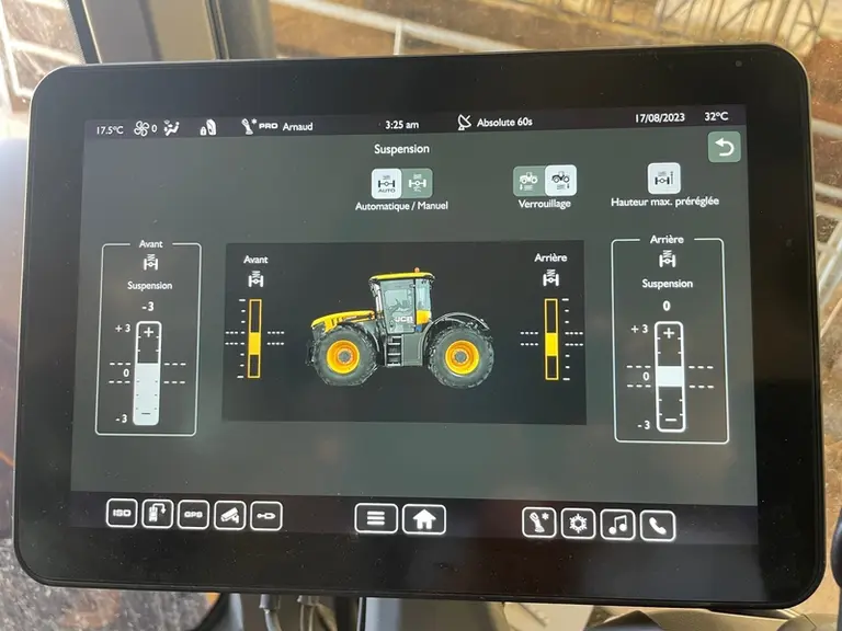 Le tracteur JCB Fastrac 4220 iCON dispose d'un système de suspension réglable indépendamment sur les deux essieux.