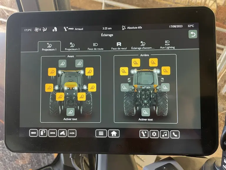 Le tracteur JCB Fastrac 4220 iCON propose une gestion complète du système d’éclairage depuis le terminal.