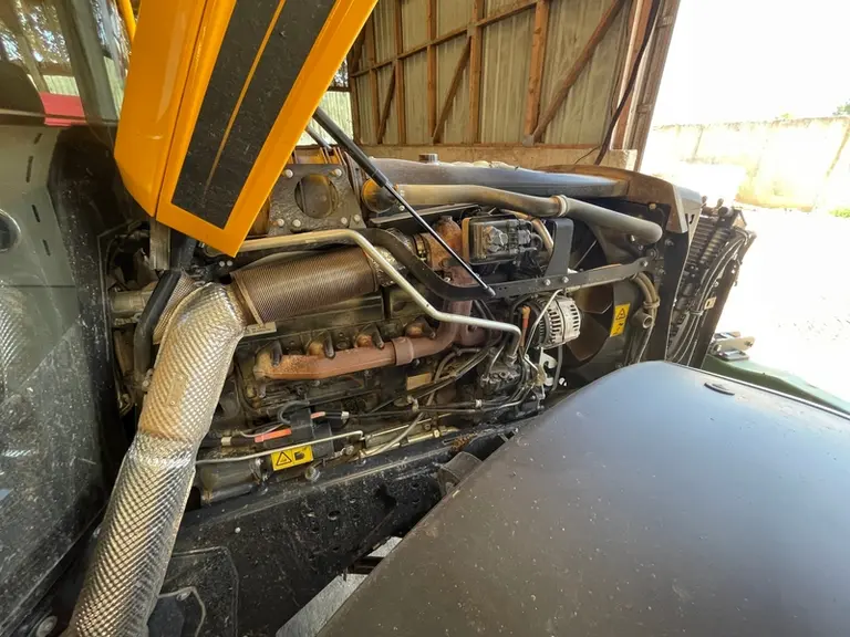 Le tracteur JCB Fastrac 4220 iCON ne dispose d'aucun point d'entretien à droite du moteur. Le système de dépollution est implanté sous la cabine.
