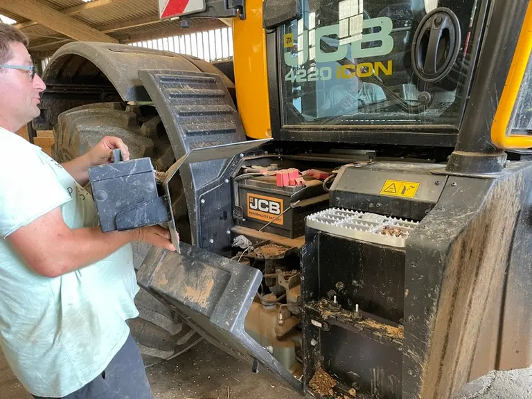 Le tracteur JCB Fastrac 4220 iCON propose une trappe qui s’escamote à côté du marchepied pour atteindre un compartiment où se trouvent un embout de pr