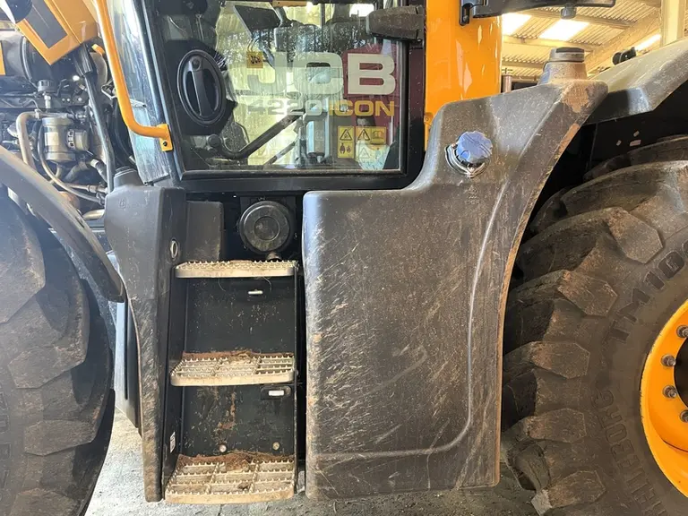 Le tracteur JCB Fastrac 4220 iCON regroupe le filtre d'habitacle et le remplissage des différents fluides à gauche de la cabine.