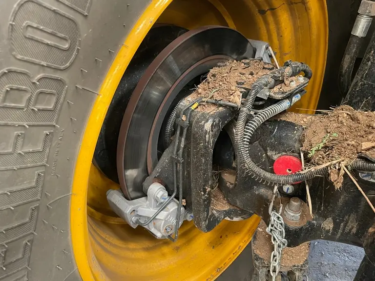 Le tracteur JCB Fastrac 4220 iCON est équipé de quatre freins à disques.