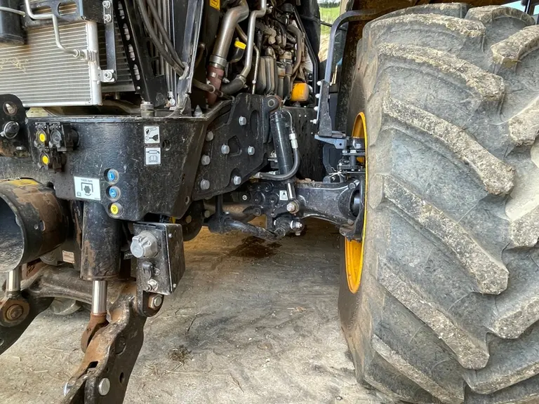 Le tracteur JCB Fastrac 4220 iCON bénéficie d'une suspension sur les deux essieux.