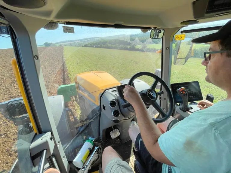 Le tracteur JCB Fastrac 4220 iCON offre une visibilité panoramique sur l'avant.