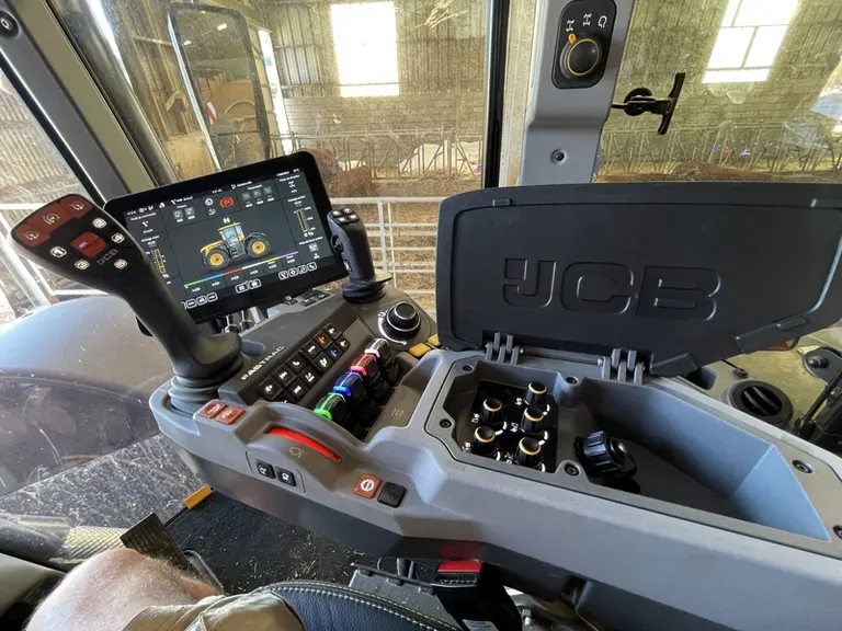 Le tracteur JCB Fastrac 4220 iCON dispose de commandes bien identifiées.