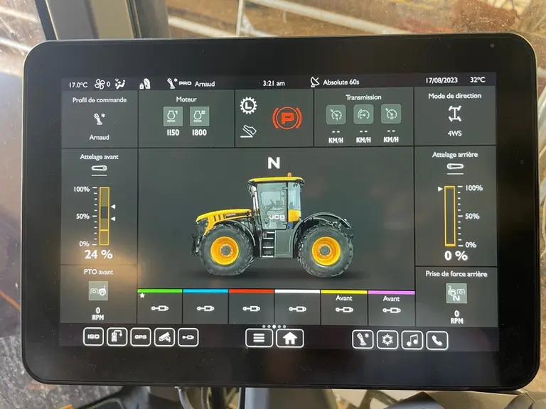 Le tracteur JCB Fastrac 4220 iCON dispose d'un terminal à écran tactile de 12 pouces à l'utilisation intuitive.
