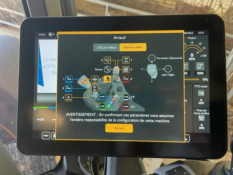 Le tracteur JCB Fastrac 4220 iCON offre une personnalisation très complète des commandes.
