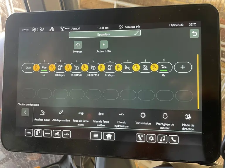 Le tracteur JCB Fastrac 4220 iCON bénéficie d'un automatisme de bout de champ, très complet et facile à mettre en œuvre.