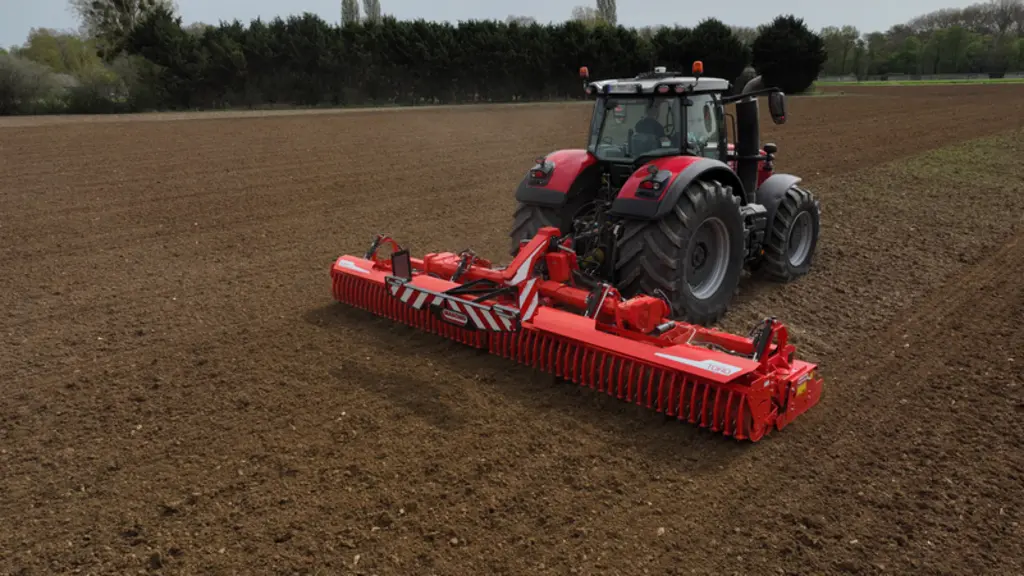 Herse rotative Maschio Gaspardo avec tracteur Massey Ferguson dans un champ