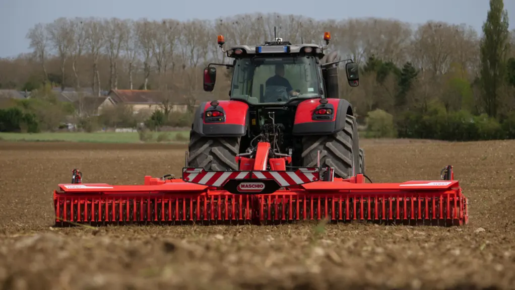 Herse rotative Maschio Gaspardo avec tracteur Massey Ferguson dans un champ