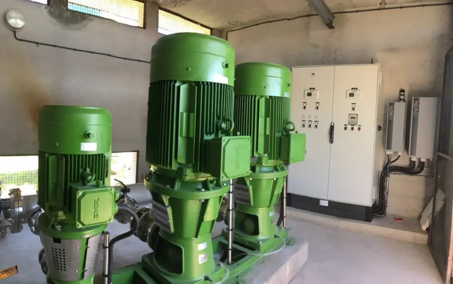 Station de pompage avec trois pompes, des armoires électriques et des variateurs de fréquence.
