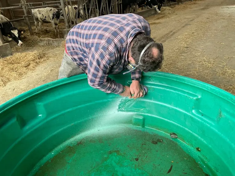 Ponçage de finition pour que la zone réparée conserve sa capacité de flexion. 