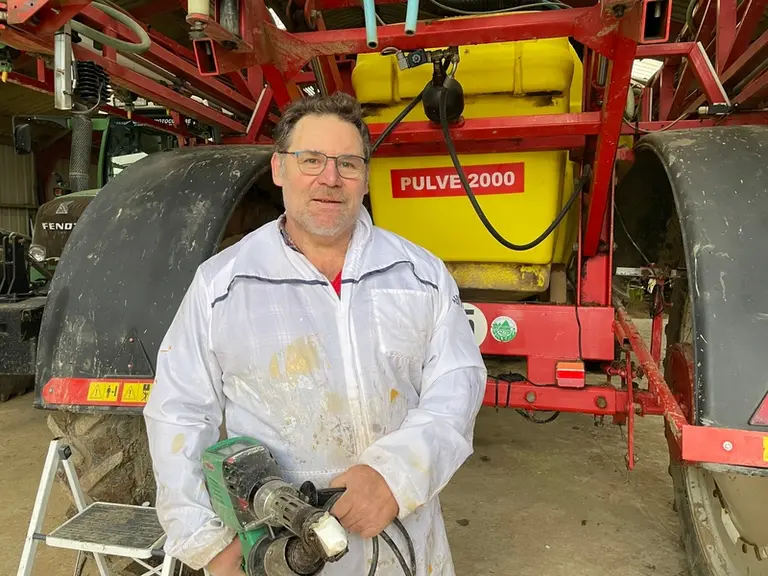 Jean-Goulven Morel s'est spécialisé dans la réparation des plastiques depuis une dizaine d'années en mettant au point ses propres protocoles. 