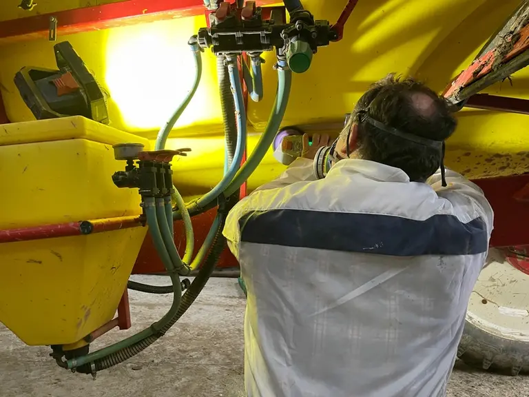 La dernière étape consiste à poncer la soudure pour conserver la forme initiale de la pièce. 