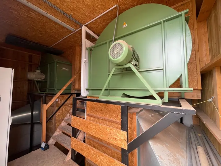La consommation électrique des ventilateurs des installations de séchage peut être optimisée avec  un pilotage à l'aide d'un variateur de fréquence.