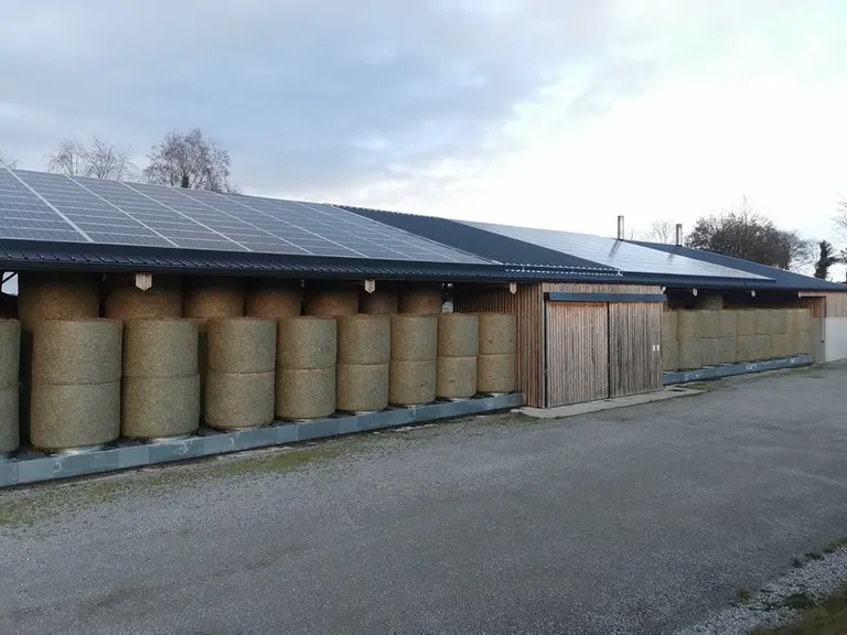 La combinaison d'un capteur solaire avec des panneaux photovoltaïques permet d'améliorer le rendement des panneaux et la chaleur captée pour le séchage. 