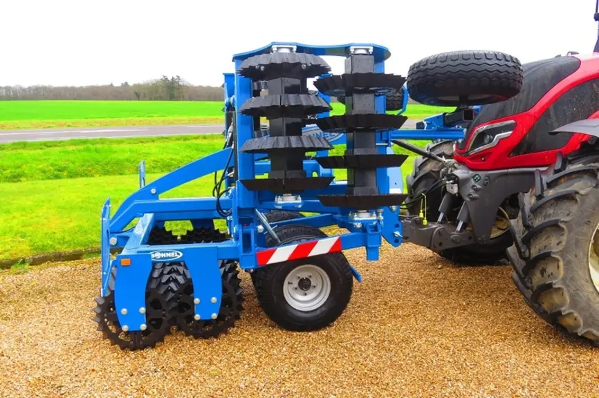 Tasse-avant Bonnel Unidisk combinant des disques en fonte et des roues pneumatiques sur tracteur Valtra
