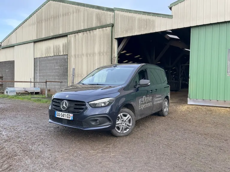 Mercedes eCitan devant une stabulation pour vaches laitières dans la Manche près d'Avranches
