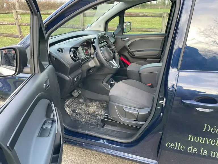 Vue de l'habitacle du Mercedes eCitan avec la porte chauffeur  ouverte