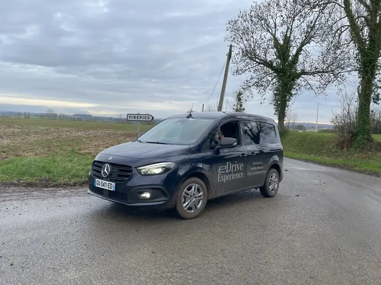 Mercedes eCitan sur la route de Tirepied dans la Manche
