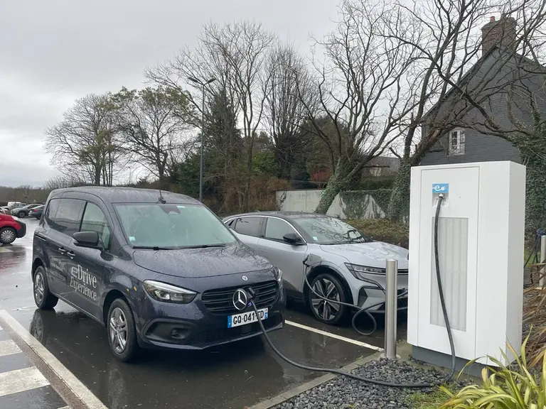 Mercedes eCitan sur la borne de recharge Lidl de Coutances dans la Manche