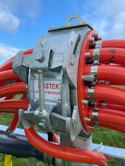Distribué par Stecomat, Mastek LTD a développé son propre broyeur répartiteur de lisier.