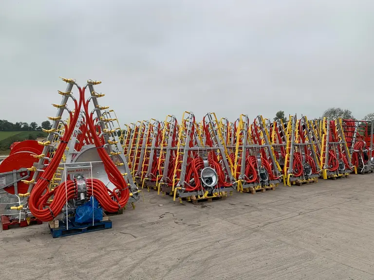 Distribué par Stecomat, Mastek LTD conçoit des rampes qui s'adaptent sur la porte arrière des tonnes à lisier existantes.