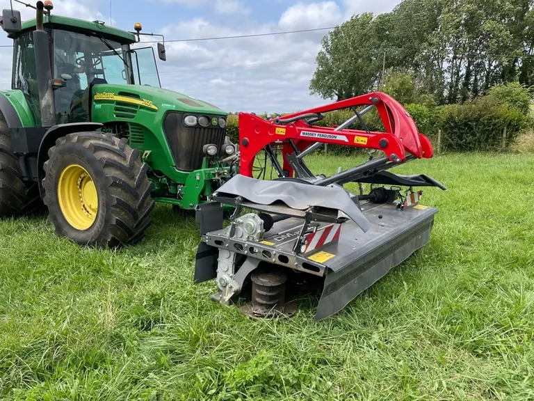 Faucheuse frontale Massey Ferguson DM.316FQ-RC sur tracteur John Deere de l'ETA Macé (Calvados)