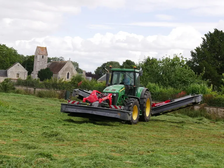 Faucheuses Massey Ferguson DM.316FQ-RC et DM.8612TL-KC sur tracteur John Deere de l'ETA Macé (Calvados)