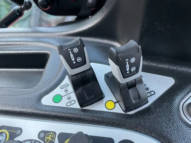 Leviers fingertips du tracteur Lindner Lintrac 115 LS