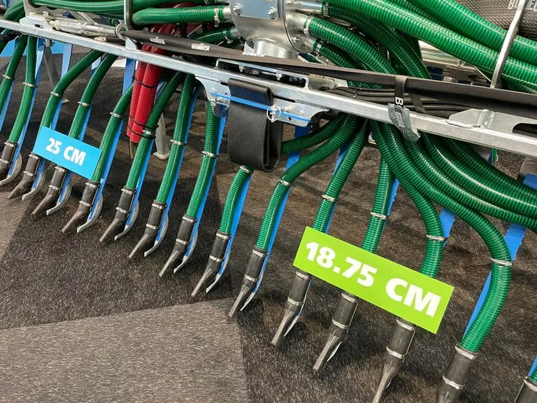 La rampe Farmer GEN.II de Bomech en largeur de 18 m est disponible en interlignes de 18,75 et 25 cm.