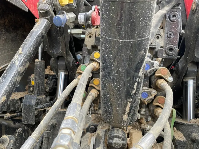 Le tracteur Case IH Puma 260 AFS Connect est équipé de distributeurs avec levier de décompression, qui sont trop proche du troisième point.