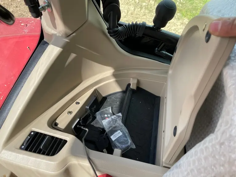 Le tracteur Case IH Puma 260 AFS Connect dispose d'une boite de rangement avec prise USB et 220 V.