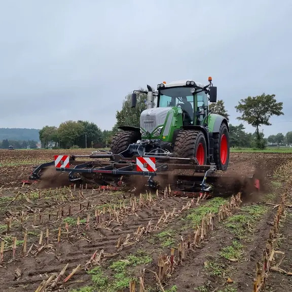 Rouleau Faca 6 m DA Landtecnik sur relevage avant de tracteur Fendt