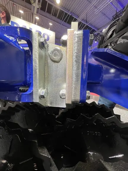 Chaque élément dispose d'un système d'accroche rapide avec un verrouillage par boulon. 