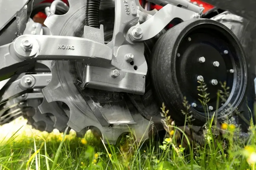 Le nouveau semoir Novag T-ForcePlus 250 bénéficie d'un réglage hydraulique rang par rang de la profondeur de semis de 0 à 10 cm.