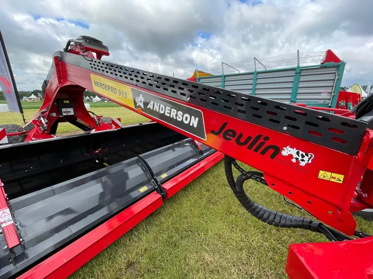 Andaineur à tapis Anderson Mergepro 915 exposé au Salon de l'herbe 2024