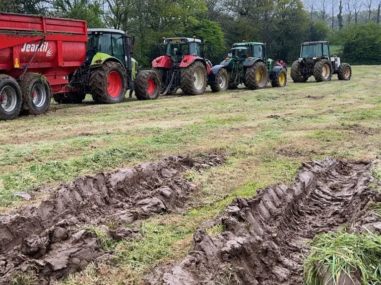 Tracteur embourbé - Benne Jeantil et quatre tracteurs pour la tirer