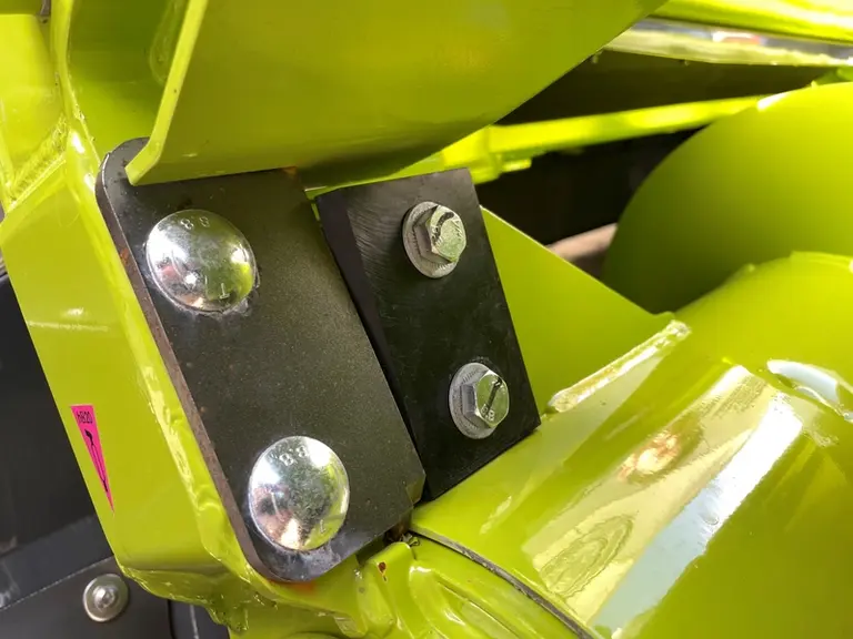 Couteau et contre-couteau de la vis sans fin des groupeurs de la faucheuse Claas Disco 9300 DS