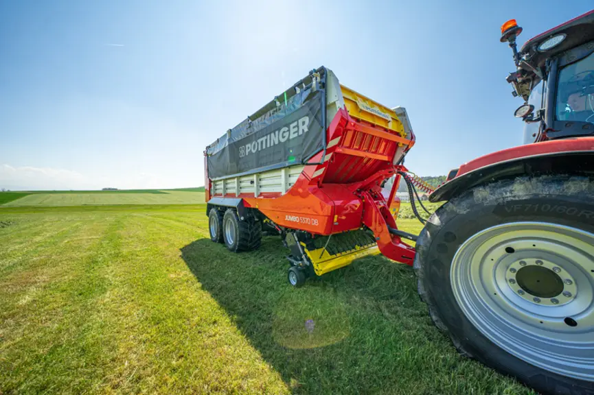 Les remorques autochargeuses Jumbo 5000 de Pöttinger se composent de six modèles de 32 à 54 m3. 