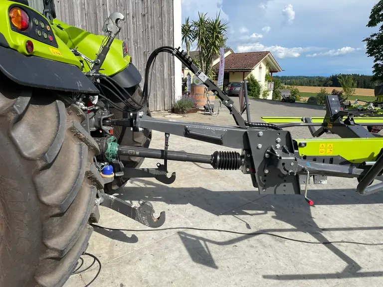 Attelage de la faneuse traînée Claas Volto à châssis porteur 