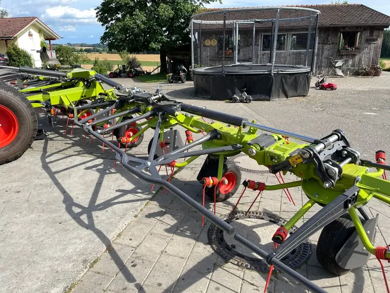 Faneuse traînée Claas Volto 1500 à châssis porteur 