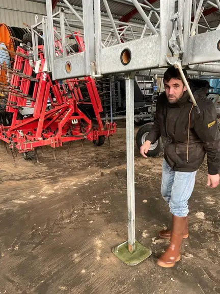 Un système de béquille sécurise le dépliage de la rampe.