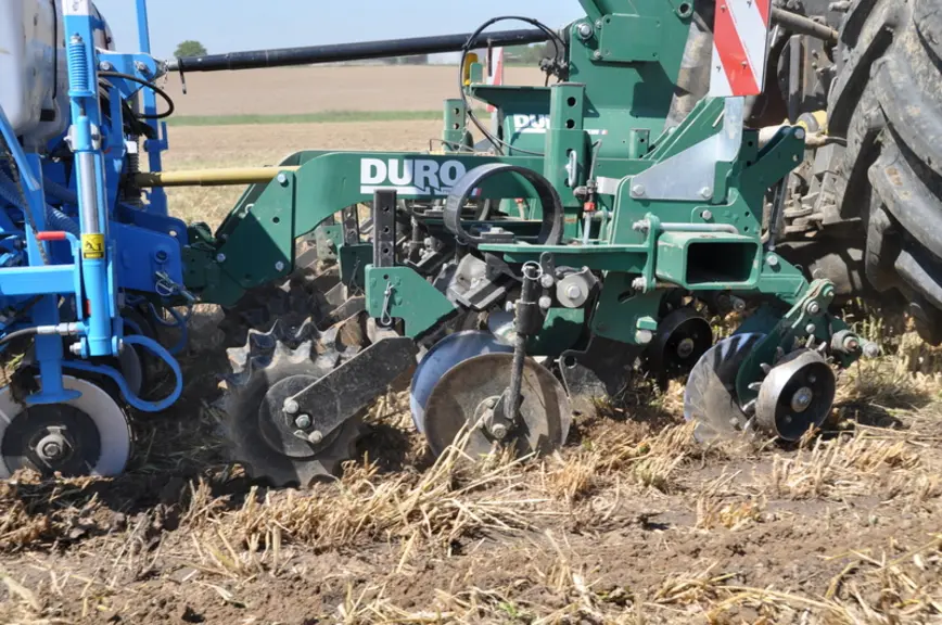 Strip-tiller Duro-France et semoir monograine Monosem