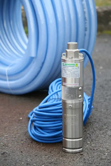 Le kit de pompage solaire Solar Superflow de La Buvette comprend une pompe immergée tout inox.