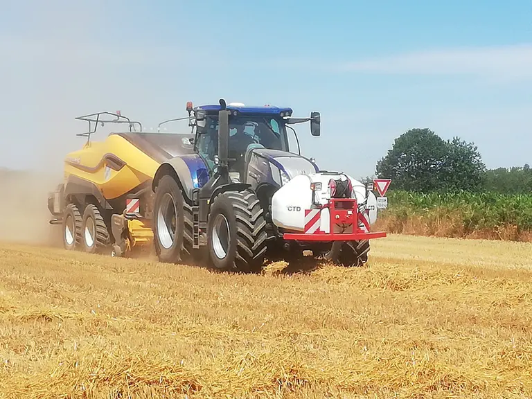 Cuve frontale CTD pour lutter contre les incendies sur tracteur New Holland avec presse à balles cubiques New Holland