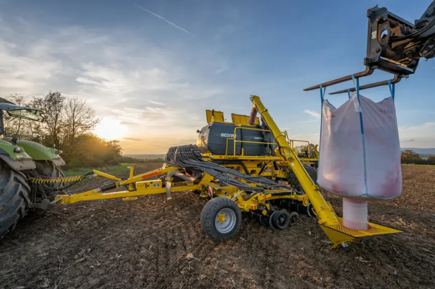 Semoir de semis direct Directo NO 6000 de Bednar avec tracteur John Deere. 