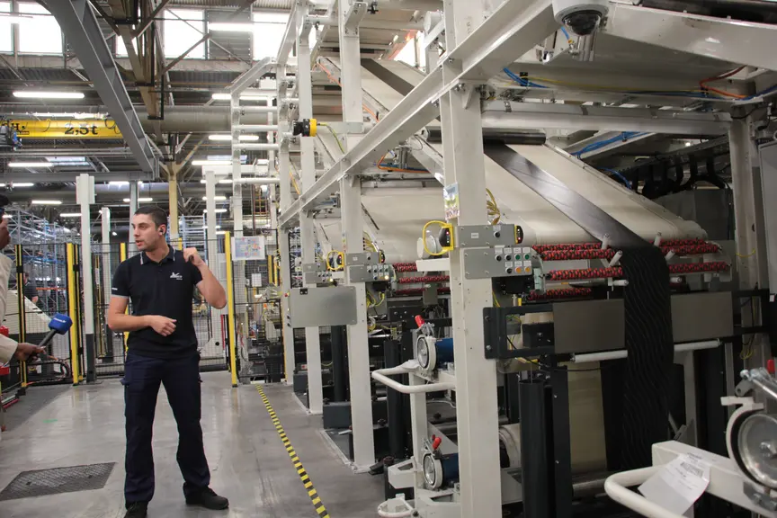 Le pneu est d’abord assemblé à l’horizontale. Plusieurs couches de composites viennent se superposer avant la bande de roulement garantissant la sécur